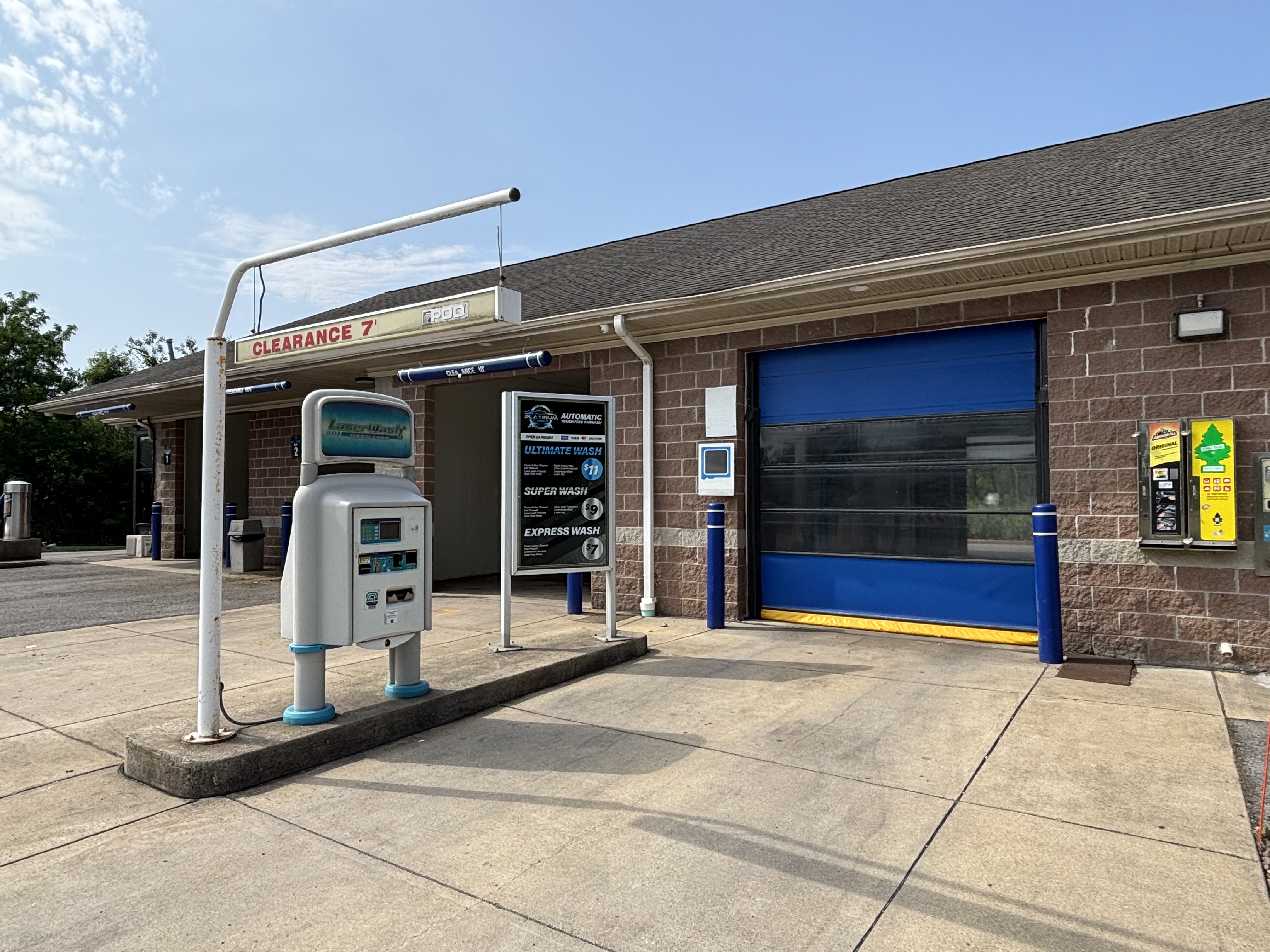 Touch-free automatic wash bay